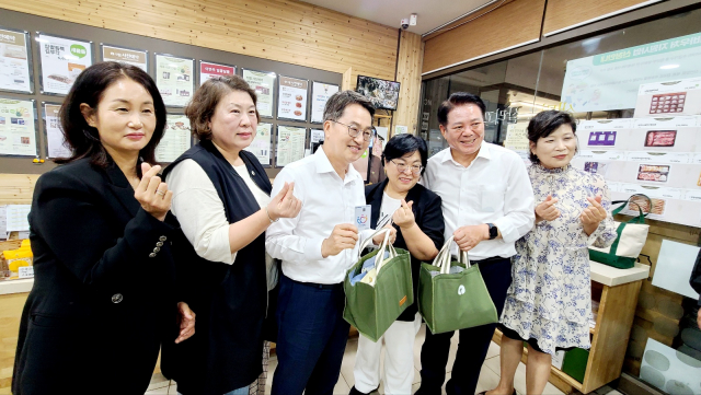 9월 16일 경기도 안양시에 있는 한살림 비산매장에서 김동연 경기도지사가 친환경 물품을 경기페이로 구입하고 있다. 왼쪽부터 노옥희 한살림수원 이사장, 채송미 한살림경기동부 이사장, 김동연 경기도지사, 성미영 한살림경기남부 이사장, 최대호 안양시장, 정희자 한살림경기서남부 이사장