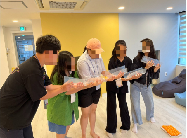 ‘더자람’ 프로그램에 참가한 청소년들이 협력 활동을 진행하고 있다