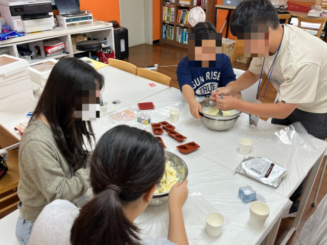 ‘더자람’ 프로그램에 참가한 청소년들이 서로에게 선물해줄 초콜릿 만들기 활동을 하고 있다