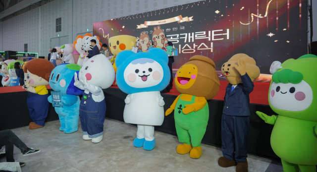 13일(토) 오후, 대전컨벤션센터에서 열린 ‘2025 대한민국 지자체 공공캐릭터 페스티벌 대상’에서 이벤트 혁신상을 수상한 코이카의 피코(우측 네 번째)가 다른 수상자들과 기념사진을 촬영하고 있다