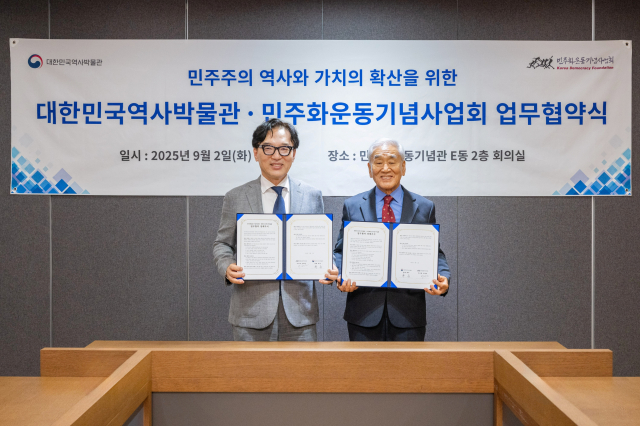 업무 협약을 체결한 이재오 민주화운동기념사업회 이사장(오른쪽), 한수 대한민국역사박물관 관장(왼쪽)