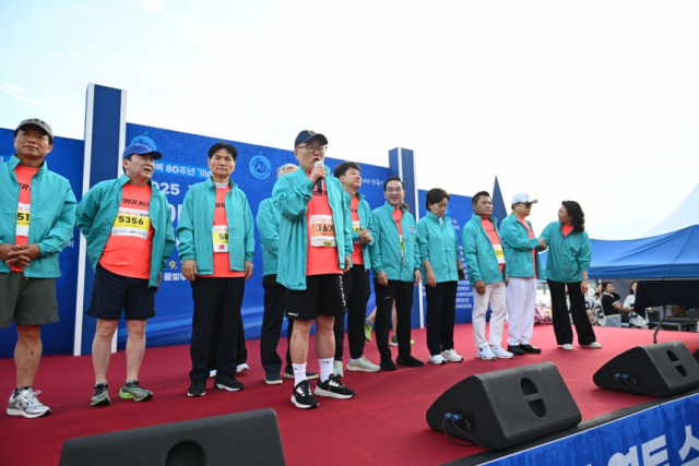 제17회 사이버 영토 수호 마라톤대회 유준상 대회장(맨앞)이 본격적인 마라톤 출발에 앞서 참석 내빈들 앞에서 인사말을 하고 있다