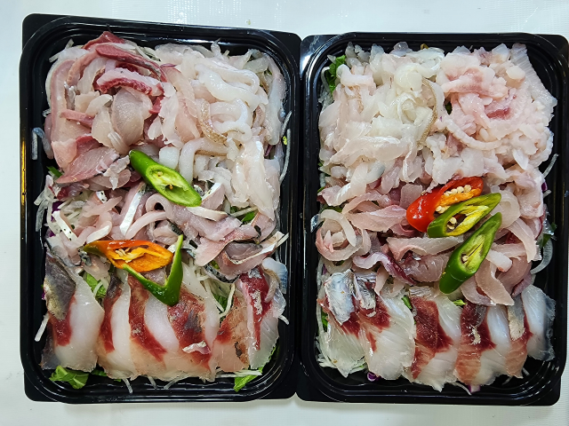 포항 오천시장에서 판매하고 있는 ‘만원 모듬회’(점포마다 회 종류 차이 있음)