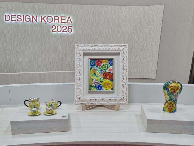 왼쪽부터 백일홍 다기세트, ‘꽃과 여인-기도’, ‘기상’