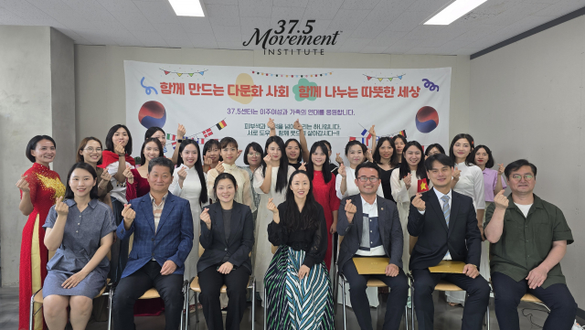 참석 귀빈과 직접 행사를 준비한 37.5 센터 베트남자조모임 결혼이민자 여성들