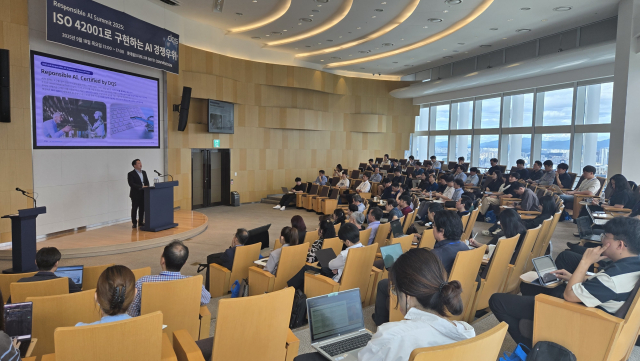 DQS코리아 지신명 대표가 서울 롯데월드타워 SKY31 컨벤션에서 진행된 ‘Responsible AI Summit 2025’에서 청중을 대상으로 발표하고 있다