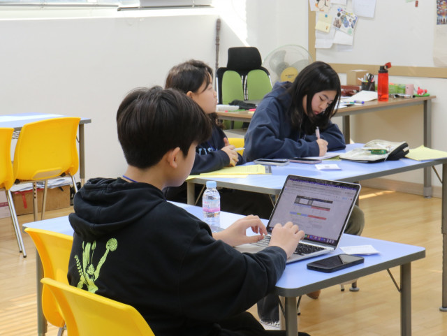 Participants engage in lively debate during the Bom Debate Get-Together 2025 at Dulwich College Seoul, demonstrating curiosity, teamwork, and critical thinking throughout the sessions