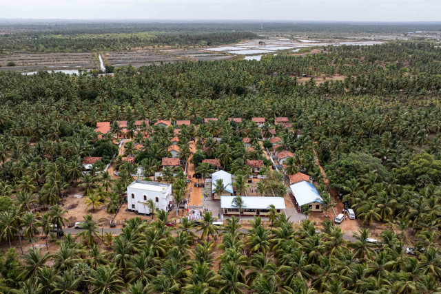 Sultan bin Ahmed visits Al Rahma Village in Sri Lanka (Photo: AETOSWire)
