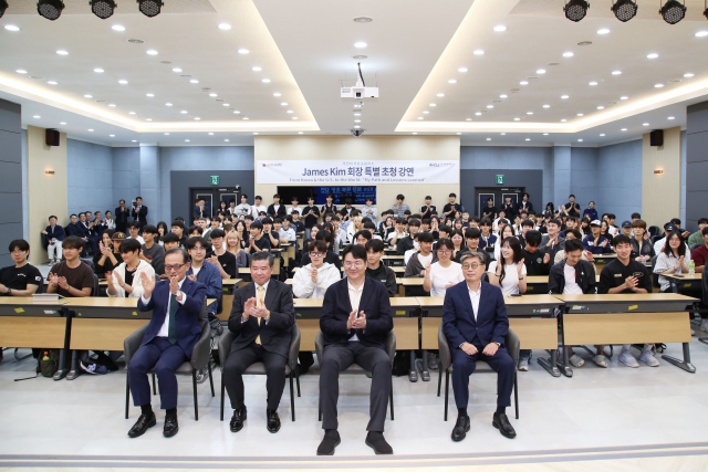앞줄 왼쪽부터 한국항공대 허희영 총장, 제임스 김 암참 회장 겸 대표이사, 조원태 한진그룹 회장, 성용락 정석인하학원 이사장을 비롯한 주요 내빈과 한국항공대 교직원 및 학생들이 기념 촬영을 하고 있다