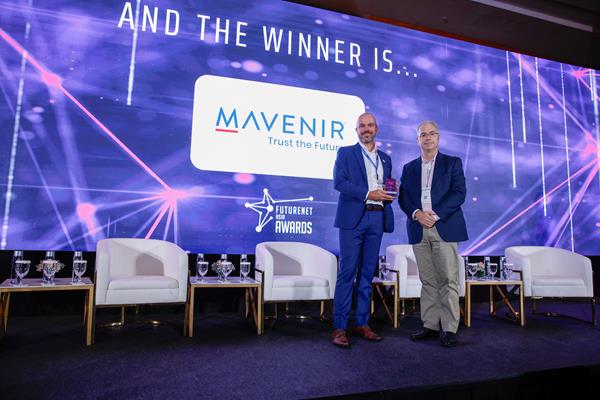 Mavenir 아시아태평양 지역 부사장인 Jan Schaar가 FutureNet Asia 2025에서 ABI 리서치의 APAC 매니징 디렉터인 Jake Saunders로부터 고객 경험 혁신상(Customer Experience Innovation Award)을 수상하고 있다