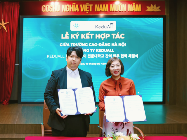 서지석 케듀올 대표(왼쪽)가 HNC와 업무 협약을 맺고 기념촬영을 하고 있다(제공=케듀올)