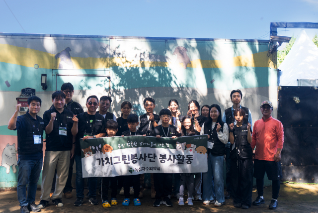 유기동물과의 따뜻한 시간을 마친 가치그린봉사단이 한자리에 모여 기념 촬영을 하고 있다