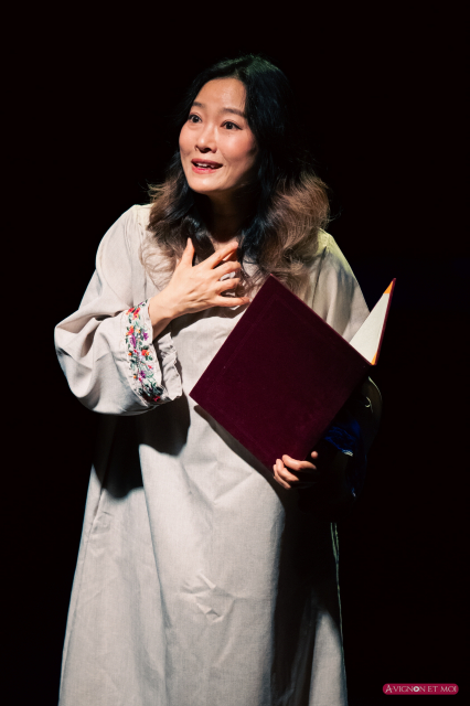 연극 ‘마이 디어, 헬렌’에서 헬렌 켈러가 연설을 위해 연습하는 장면