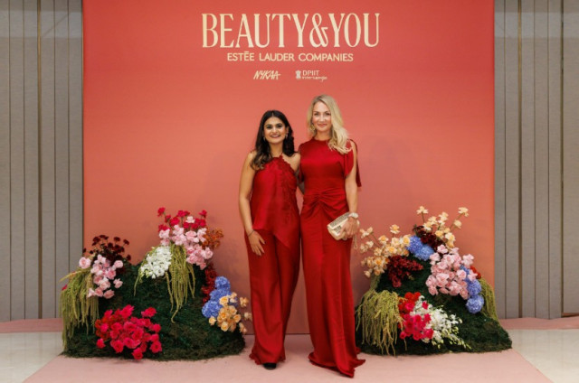 Khanak Gupta, Co-Founder & CEO of Sohrai Beauty and Winner of the Visionary Women’s Award with Nadine Graf, President of EMEA, UK & Ireland, and Emerging Markets at The Estée Lauder Companies at the BEAUTY&YOU India 2025 Awards in Mumbai.