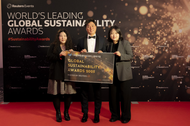 2025 로이터 글로벌 지속가능성 어워드 ‘Circularity Award(자원순환 부문)’ 파이널리스트로 선정된 모어댄 최이현 대표(가운데)와 사회적가치연구원 관계자가 시상식 현장에서 기념 촬영을 하고 있다