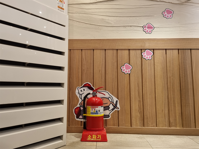 유가네 닭갈비 방이점 매장에 부착된 소방냥이 스티커