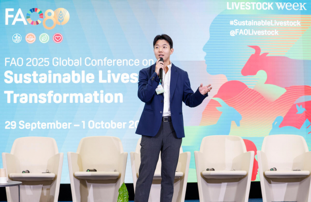 핑크패커 정진 대표가 이탈리아 로마에서 열린 FAO 주관 ‘Global Conference on Sustainable Livestock Transformation 2025’에서 ‘글로벌 Top 10 피칭팀’ 에 선정돼 발표하고 있다