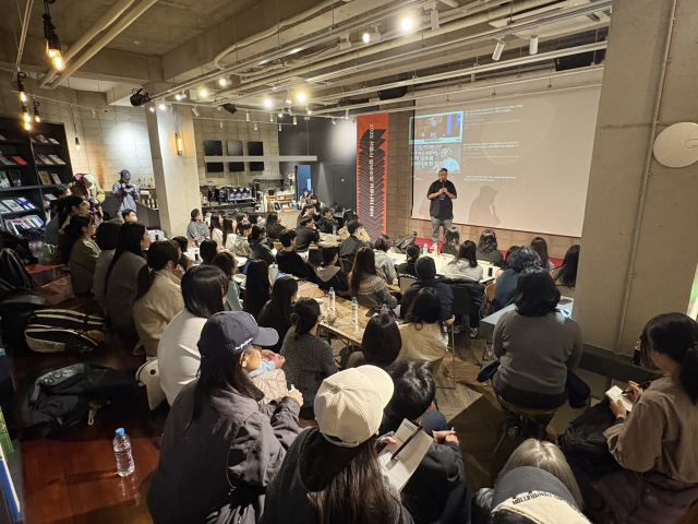 조용민 언바운드랩데브 대표가 10월 28일 서울 마포구 합정동 디벙크(DEBUNK)에서 열린 ‘2025 서울시 청년수당 10월 커뮤니티데이’에서 ‘지금 이 시대, 나답게 성장하는 방법’을 주제로 특강을 진행하고 있다(ⓒ서울광역청년센터)