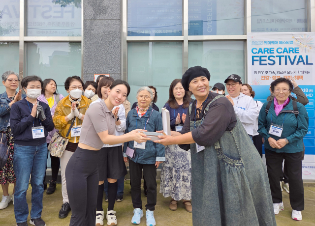림프 순환 필라테스 수업 후 sy림프필라테스 오소영 원장에게 감사패를 전달하며 기념촬영을 하고 있다