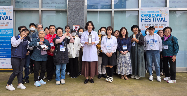 건강 식이 강좌 후 보라매병원 김지현 임상영양사에게 감사패를 전달하며 기념촬영을 하고 있다