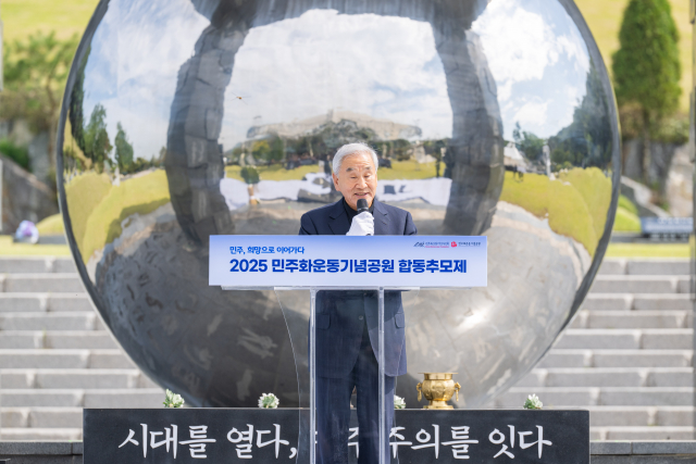 발언 중인 이재오 이사장