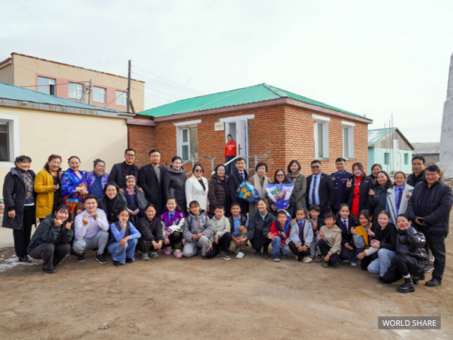 몽골 지역아동센터 외부에서 기념촬영을 하고 있다