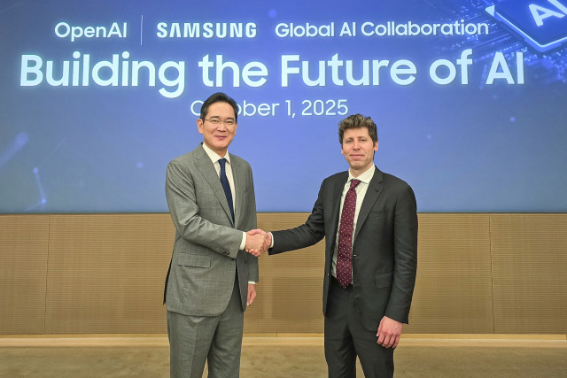 이재용 삼성전자 회장(왼쪽)과 샘 올트먼 OpenAI 대표(오른쪽)가 ‘글로벌 AI 핵심 인프라 구축을 위한 상호 협력 LOI(의향서) 체결식’에서 악수를 하고 있다