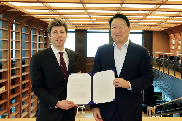 샘 올트먼 OpenAI CEO(왼쪽)와 최태원 회장(오른쪽)이 서울 종로구 SK서린빌딩에서 메모리 공급 의향서(Memory Supply LOI)와 서남권 AI DC 협력에 관한 양해각서(MOU)를 체결한 후 기념 촬영을 하고 있다
