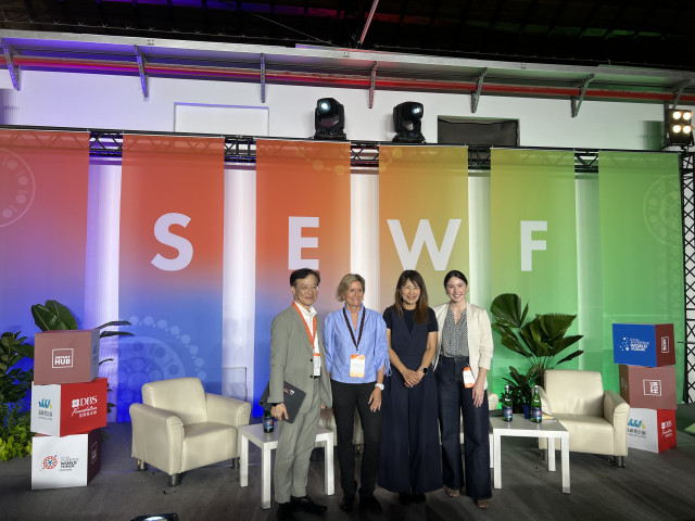 사회적가치연구원 나석권 대표이사(왼쪽 첫 번째)가 10월 30일 대만 타이베이에서 열린 ‘사회적기업월드포럼(SEWF) 2025’ 본행사 세션 ‘Rethinking partnerships: The power of social enterprise collaboration’ 참석 후 패널들과 기념촬영을 하고 있다