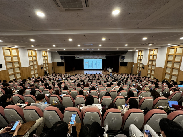 동국대학교 와이즈캠퍼스 100주년 기념관 대강당이 APEC 자원봉사단으로 가득 찼다