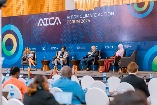 10월 8일 ‘기후행동을 위한 인공지능 포럼 2025(UNFCCC-KOICA AI for Climate Action Forum 2025)’ 세션 1에서 WI.Plat 차상훈 대표(왼쪽 두 번째)를 비롯한 패널들이 토론하고 있다(제공=UNFCCC 사무국)
