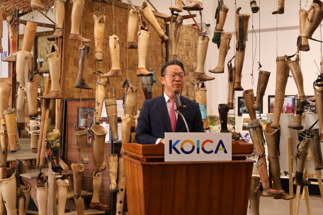 코이카(KOICA·한국국제협력단)가 16일(현지시간) 라오스 수도 비엔티안 ‘COPE 센터’에서 불발탄 문제의 심각성과 불발탄 피해자 지원 성과를 알리기 위해 개최한 ‘K+HOPE’ 캠페인 현장에서 정영수 주라오스 대한민국 대사가 방문객들에게 환영사를 하고 있다