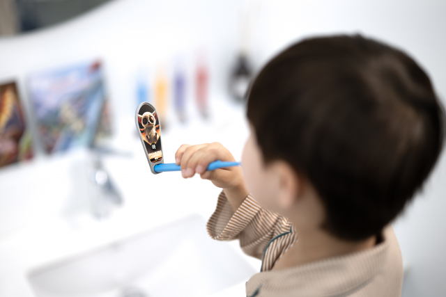 덴티스토리는 국내 최초의 스토리 칫솔 ‘덴티스토리’를 출시했다고 30일 밝혔다. 덴티스토리는 양치 중에도 캐릭터를 볼 수 있어 양치를 거부하던 아이도 적극적으로 참여한다