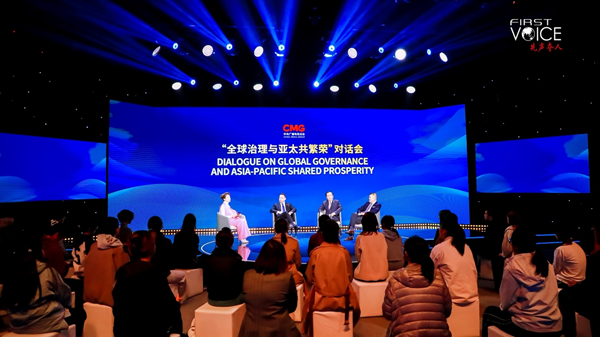 CGTN 진행자 톈웨이와 전문가들이 10월 25일 중국 수도 베이징에서 열린 ‘글로벌 거버넌스와 아시아태평양 공동 번영을 위한 대화’ 패널 토론에 참석하고 있다(이미지: CGTN/CMG)