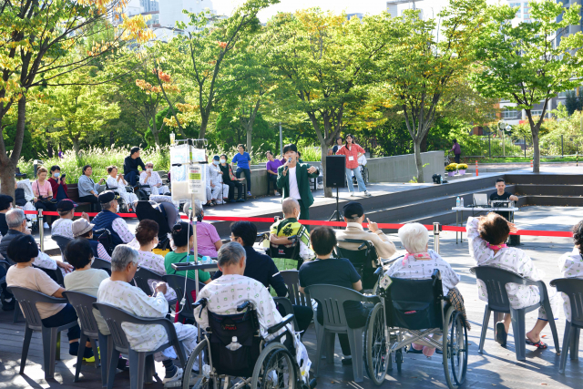 국가유공자와 보훈가족, 시민들이 10월 16일 중앙보훈병원 야외정원에서 열린 트로트 가수 김선준의 공연을 관람하고 있다