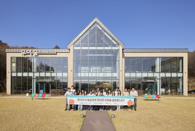 퍼시스 임직원들이 지난 12일 경기도 남양주 푸르메소셜팜에서 봉사활동을 마치고 기념촬영을 하고 있다