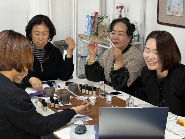 이티랩 김미경 연구소장이 청춘더하기 안양평촌센터에서 경기권역 센터장들에게 ‘꽃숲’ 프로그램을 설명하고 있다