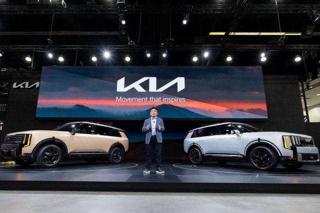 기아 북미권역본부장 윤승규 부사장이 신형 텔루라이드에 대해 설명하고 있다. 왼쪽 차량은 신형 텔루라이드 오프로드 특화 모델 X-Pro, 오른쪽 차량은 신형 텔루라이드 하이브리드