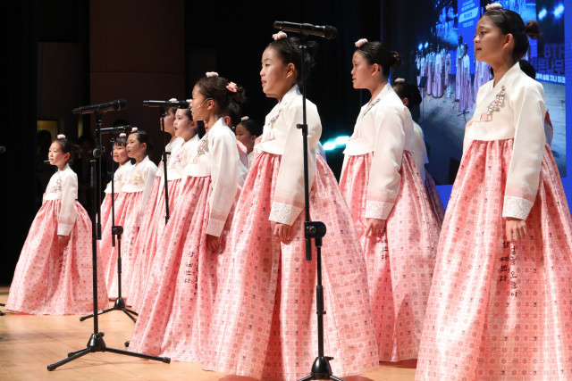방배ART유스센터 소속 푸르른어린이합창단이 BTF 푸른나무재단 30주년 기념 공연에서 ‘2025 색감옷감’ 프로젝트를 통해 완성된 청소년 창작 한복을 단복으로 입고 무대에 올랐다