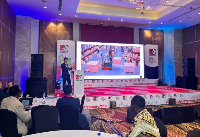 참가기업(팀) 관계자가 사업 아이템에 대한 피칭을 진행하고 있다