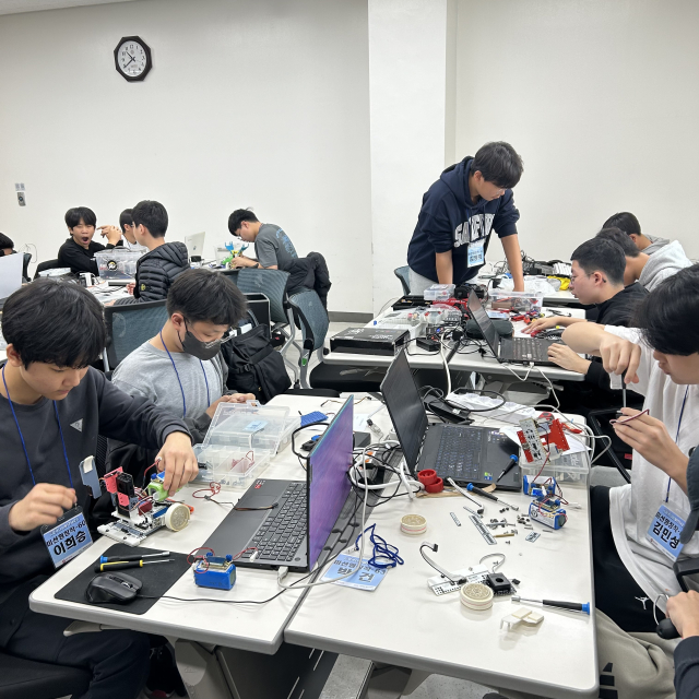 ‘2024년 제15회 K로봇대회with로빛’ 참가 청소년들이 미션형 창작 로봇 제작을 하고 있다