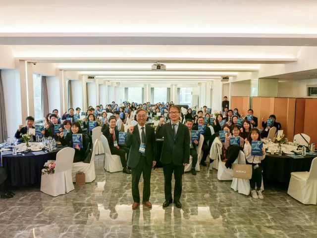 행사 참석자들이 단체사진을 촬영하고 있다