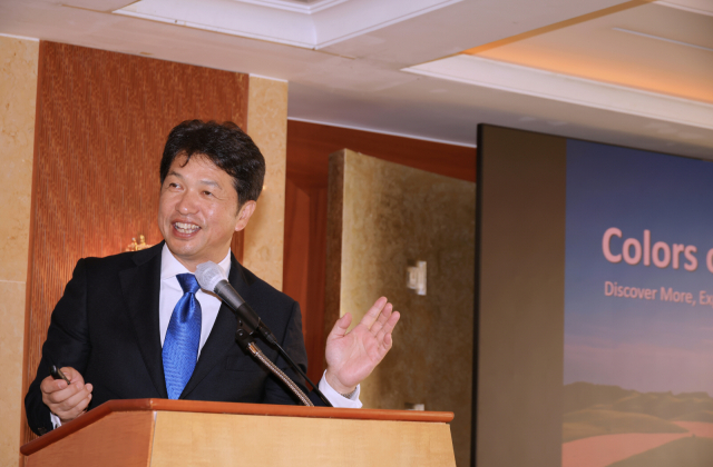 이바라키현 미디어 컨퍼런스에서 프레젠테이션을 통해 이바라키현 관광 매력을 직접 소개하는 오이가와 카즈히코 지사