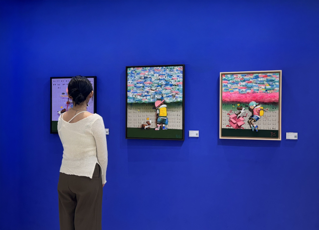 관람객이 갤러리티 이은황 작가 초대 개인전 ‘Always with you’에서 작품을 감상하고 있다