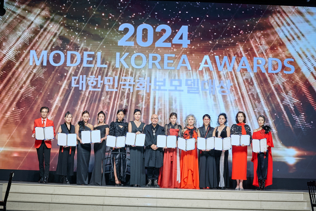 ‘모델코리아 어워즈 2024’에서 수상한 모델들이 이상봉 디자이너와 기념촬영을 하고 있다