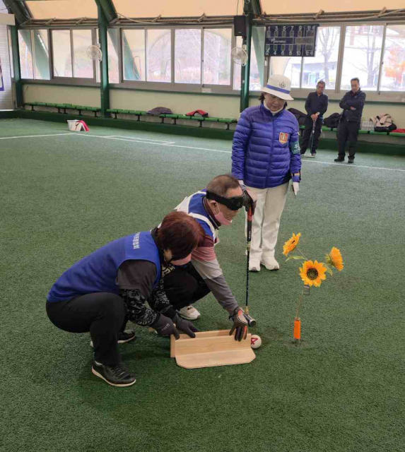 한 시각장애인이 보조장비인 ‘순다리’를 이용해 게이트볼 경기를 진행하고 있다