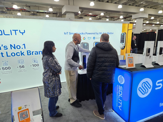 ‘ISC East 전시회’에서 솔리티 제품을 살펴보는 참관객(출처=솔리티)