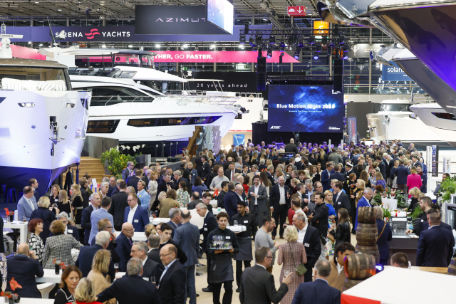 월드 프리미어를 앞두고 관람객들로 붐비는 보트 전시장