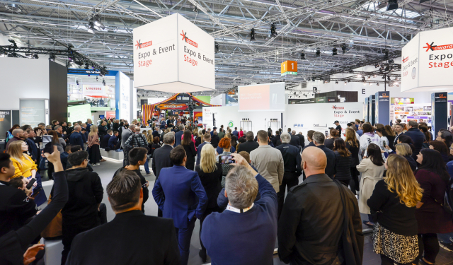 EuroShop은 전시기간 중 다양한 스테이지(전문행사)를 진행한다. 이중 Expo & Event Stage에서 진행된 프로그램에 집중하는 참관객들