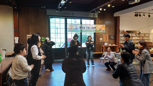 몸과 마음을 잇는 활동을 통해 즐겁게 나들이 참여 중인 가족들